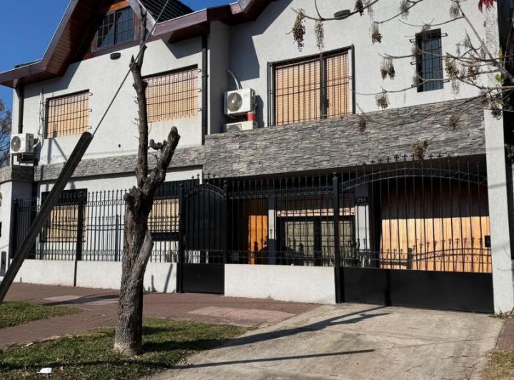 Casa · 350m² · 5 Ambientes · 1 Cochera