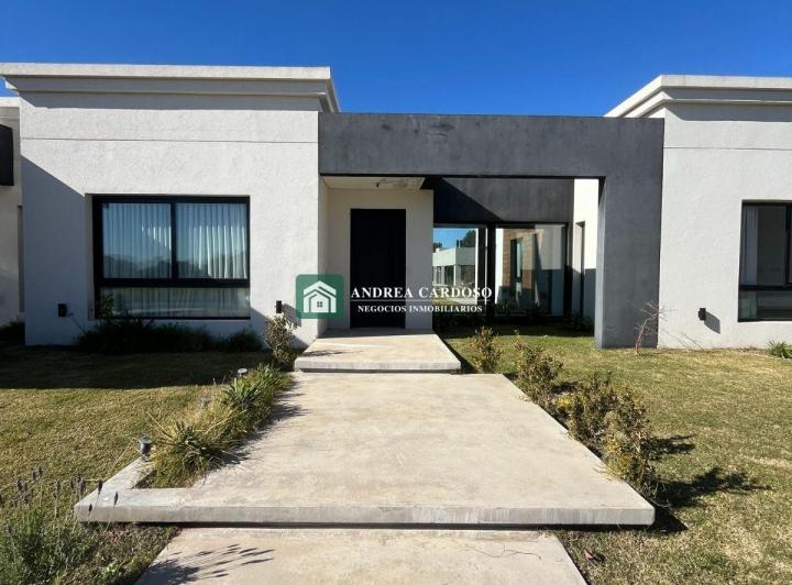 Casa · 238m² · 5 Ambientes · 1 Cochera