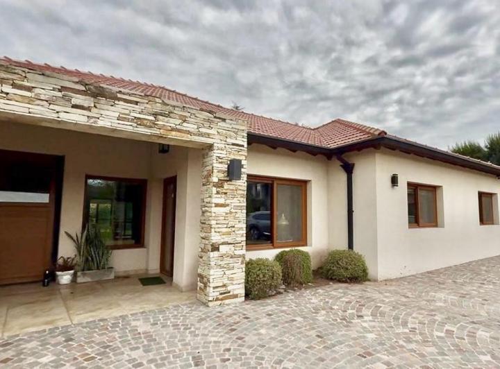 Casa · 265m² · 5 Ambientes · 2 Cocheras