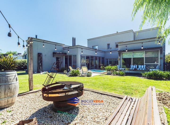 Casa · 245m² · 4 Ambientes · 2 Cocheras
