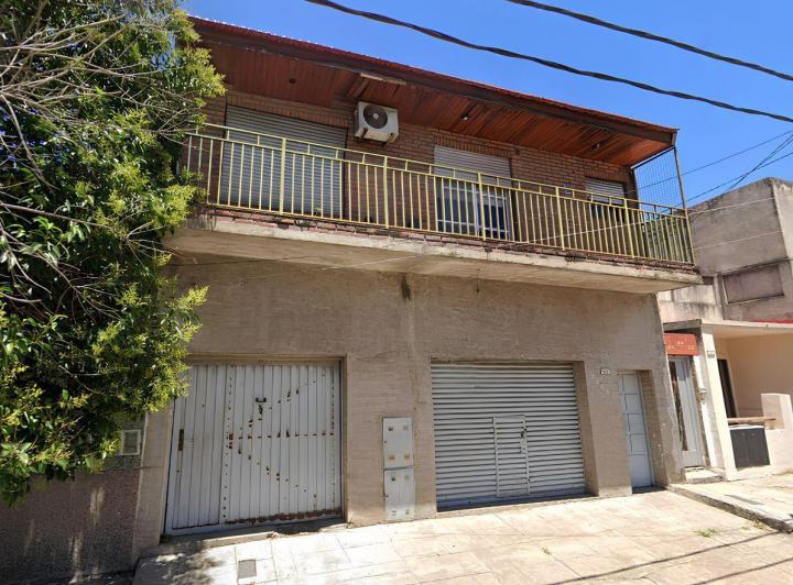 Casa · 300m² · 6 Ambientes · 2 Cocheras