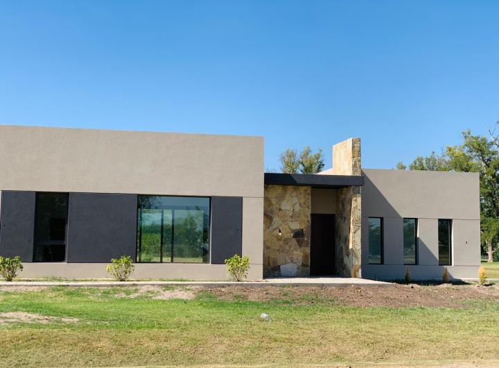 Casa · 165m² · 4 Ambientes · 3 Cocheras