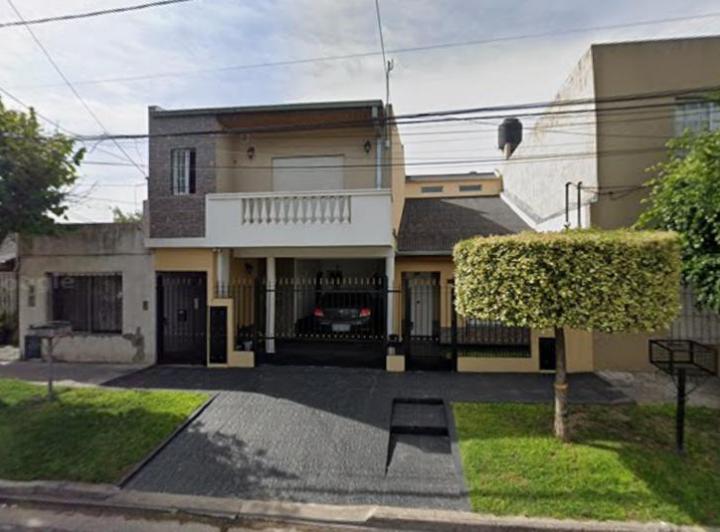 Casa · 300m² · 8 Ambientes · 1 Cochera