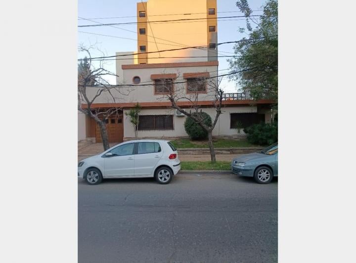 Casa · 210m² · 7 Ambientes · 2 Cocheras
