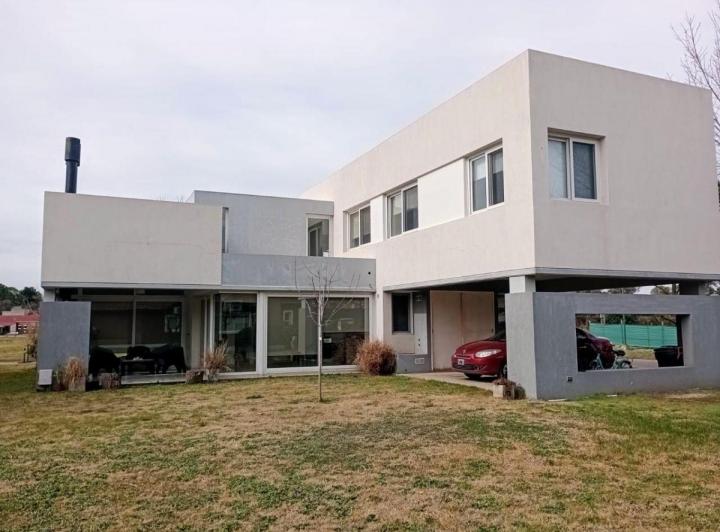 Casa · 270m² · 5 Ambientes · 2 Cocheras