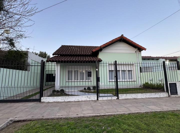 Casa · 80m² · 3 Ambientes · 3 Cocheras