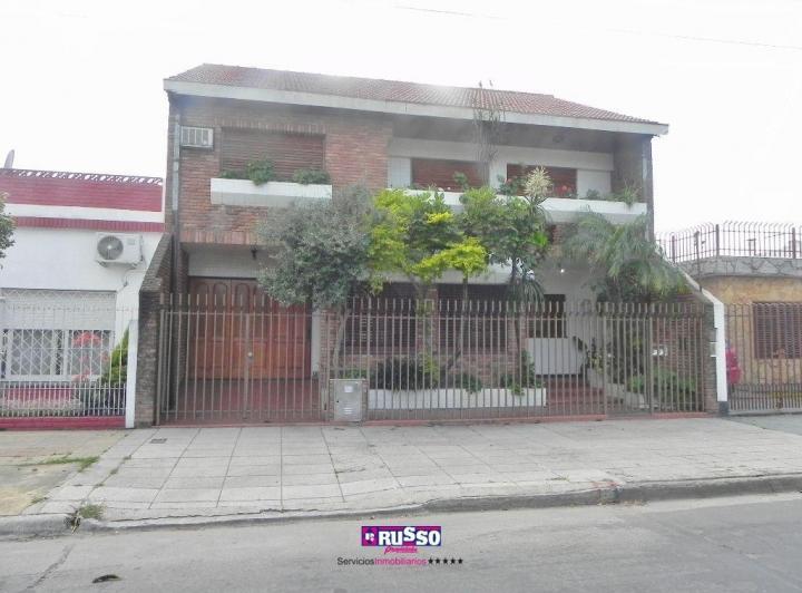 Casa · 300m² · 5 Ambientes · 3 Cocheras