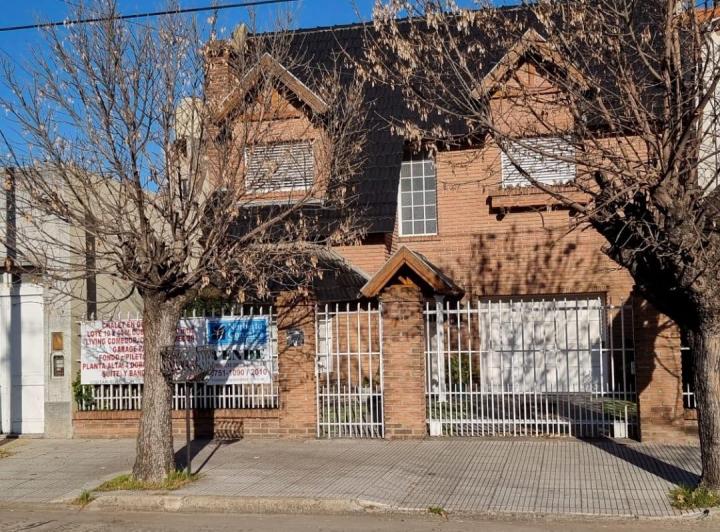 Casa · 240m² · 5 Ambientes · 2 Cocheras