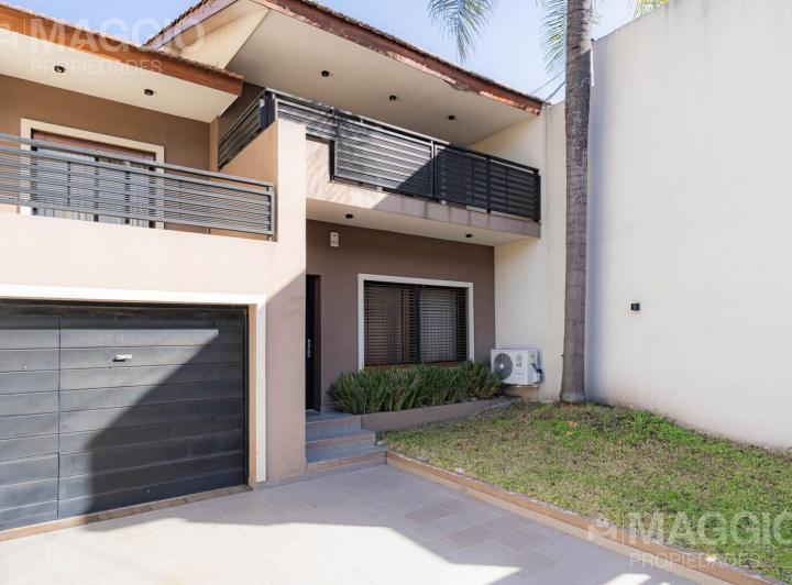 Casa · 260m² · 5 Ambientes · 2 Cocheras