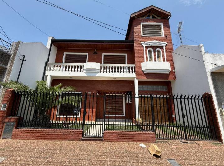 Casa · 300m² · 5 Ambientes · 3 Cocheras