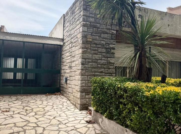 Casa · 184m² · 6 Ambientes · 4 Cocheras