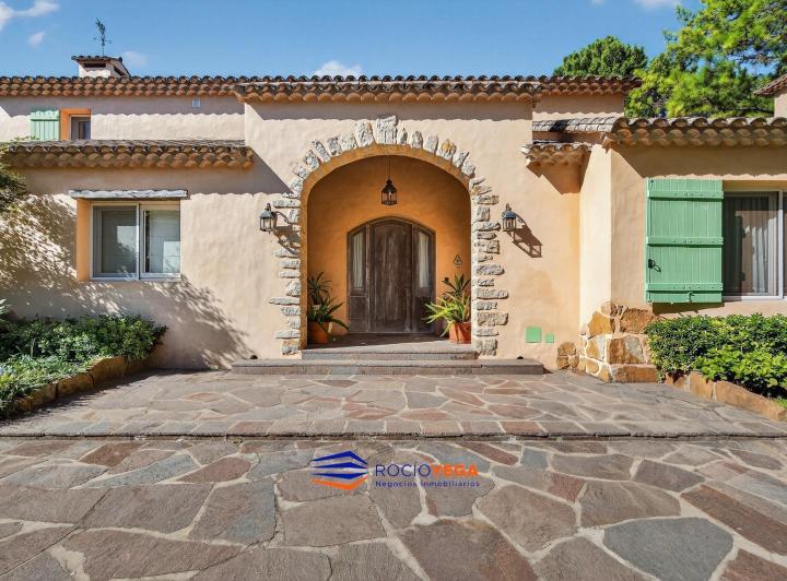 Casa · 350m² · 7 Ambientes · 2 Cocheras