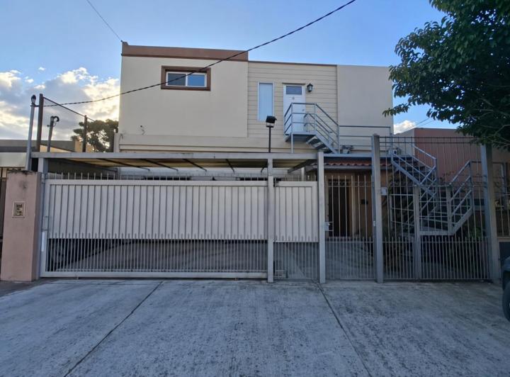 Casa · 180m² · 6 Ambientes · 1 Cochera