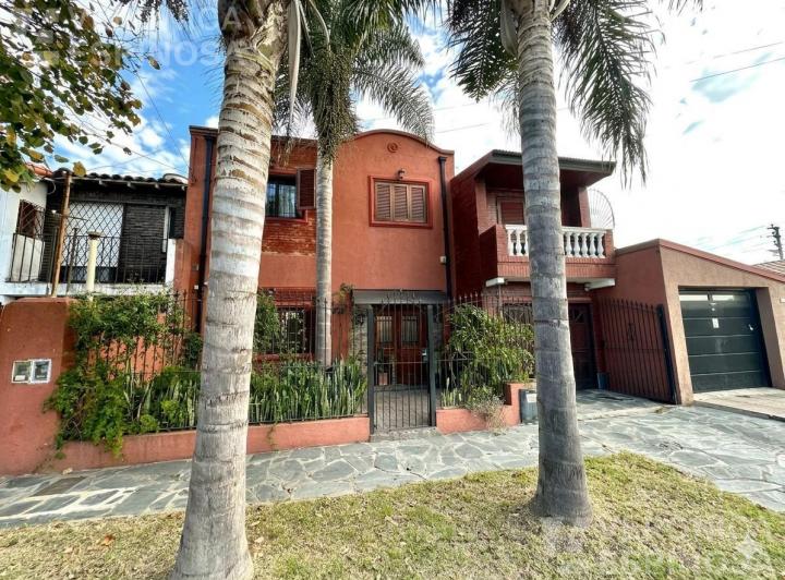 Casa · 200m² · 6 Ambientes · 2 Cocheras