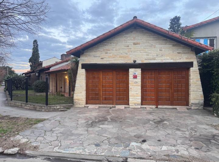 Casa · 180m² · 4 Ambientes · 2 Cocheras