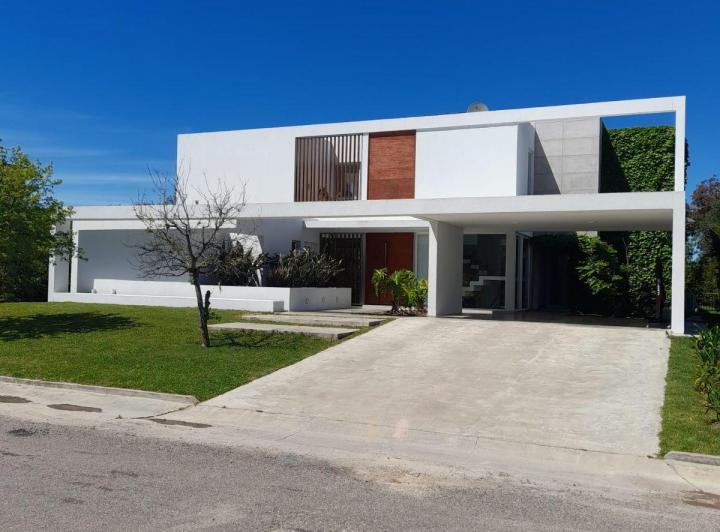 Casa · 287m² · 5 Ambientes · 4 Cocheras
