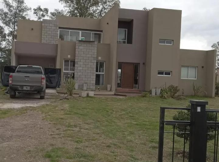 Casa · 320m² · 4 Ambientes · 2 Cocheras