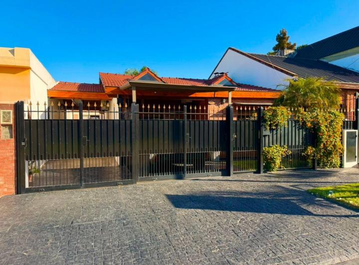Casa · 170m² · 4 Ambientes · 3 Cocheras