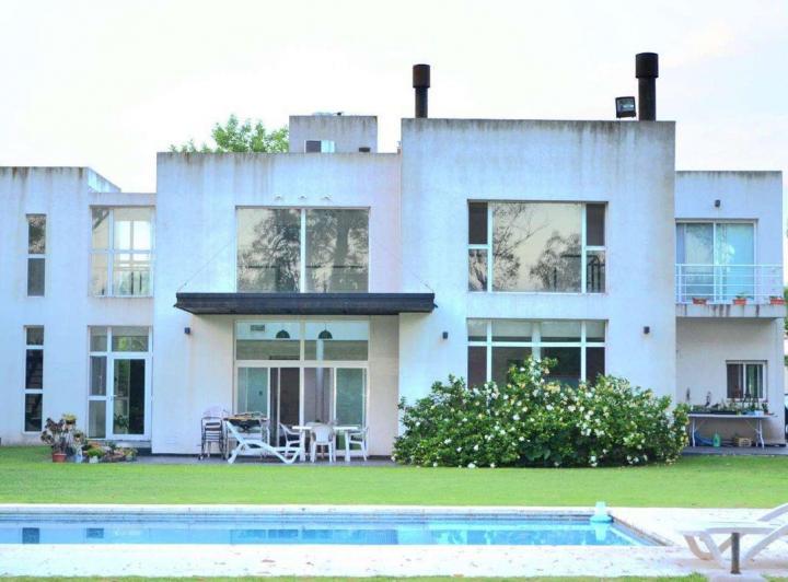Casa · 280m² · 5 Ambientes · 2 Cocheras