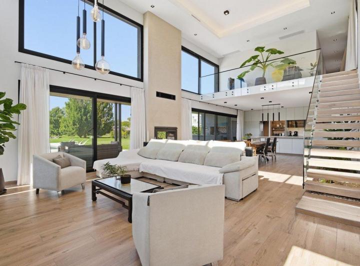 Casa · 293m² · 5 Ambientes · 6 Cocheras