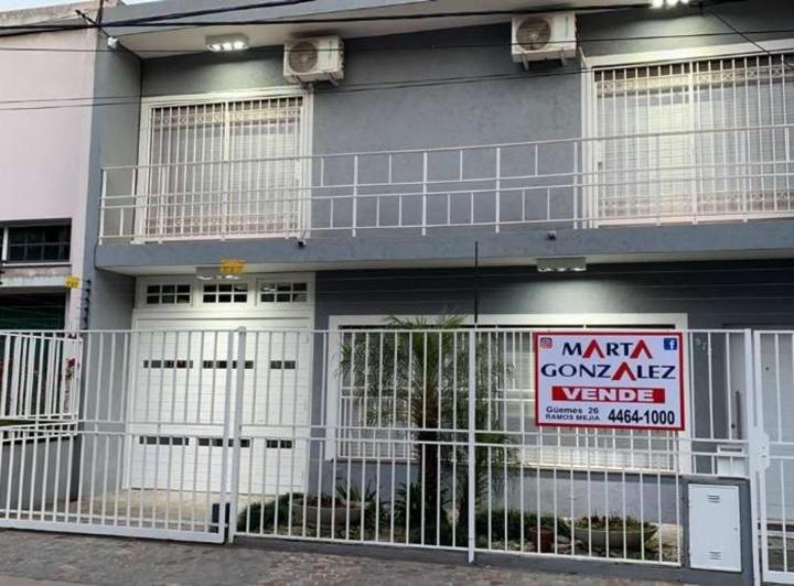 Casa · 250m² · 4 Ambientes · 3 Cocheras