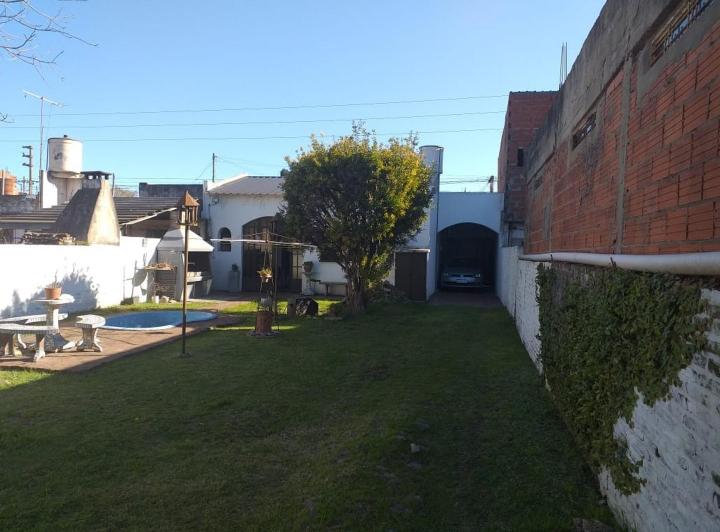 Casa · 200m² · 3 Ambientes · 6 Cocheras