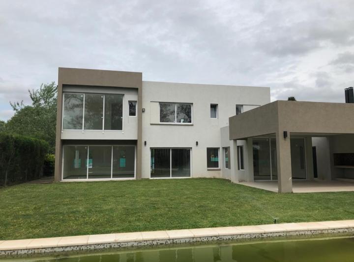 Casa · 225m² · 6 Ambientes · 2 Cocheras