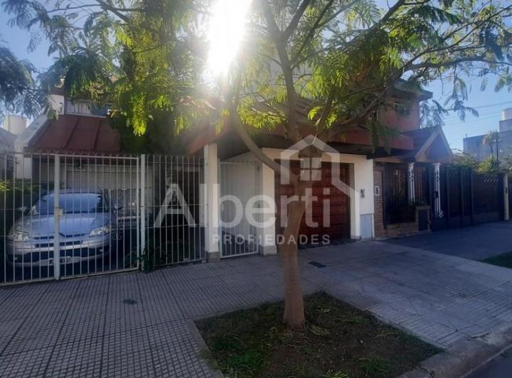 Casa · 238m² · 5 Ambientes · 2 Cocheras
