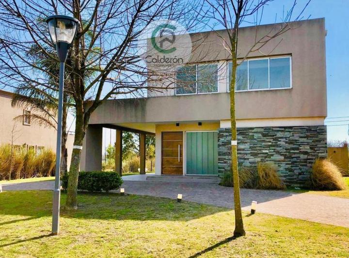 Casa · 270m² · 3 Ambientes · 2 Cocheras