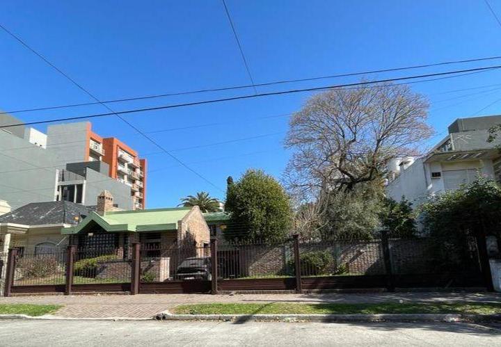 Casa · 322m² · 6 Ambientes · 4 Cocheras