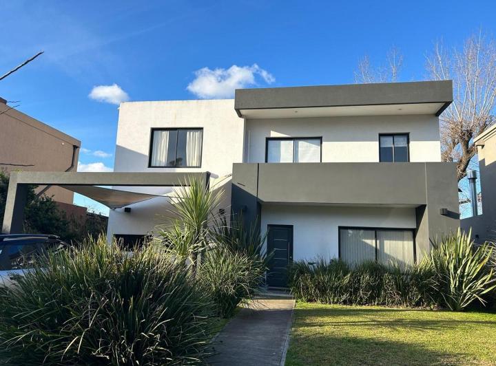Casa · 220m² · 4 Ambientes · 3 Cocheras