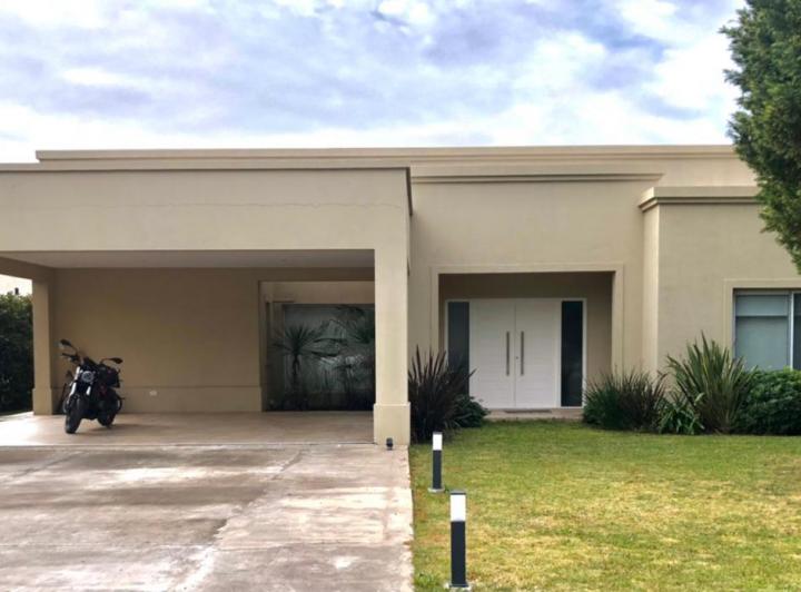 Casa · 223m² · 2 Dormitorios · 1 Cochera