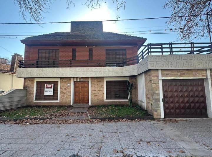 Casa · 250m² · 7 Ambientes · 1 Cochera