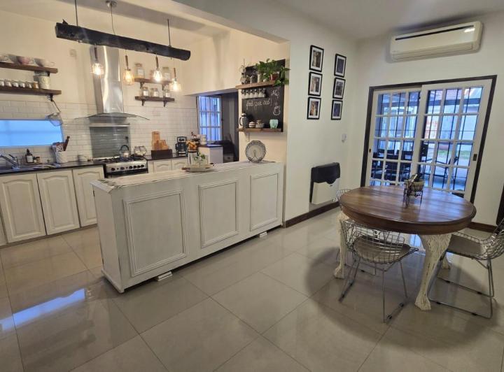Casa · 210m² · 4 Ambientes · 2 Cocheras