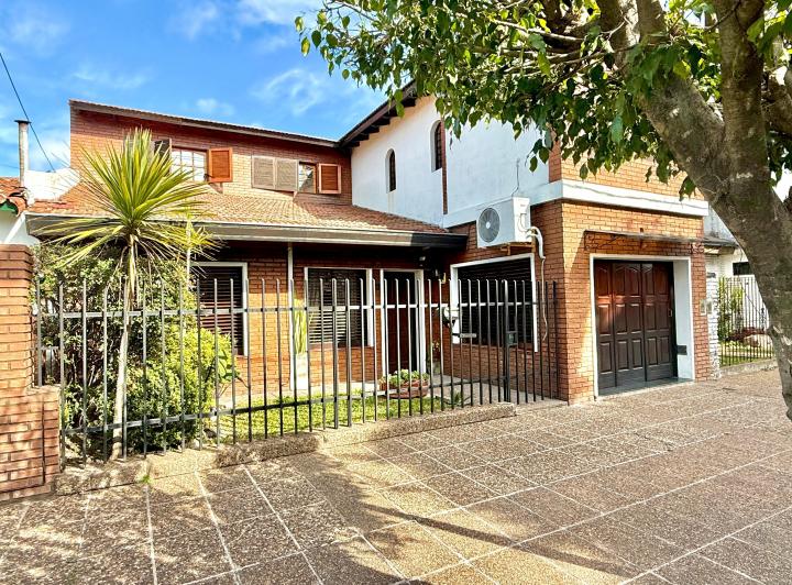 Casa · 140m² · 4 Ambientes · 3 Cocheras