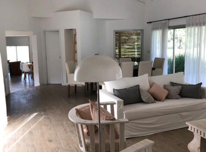 Casa · 200m² · 5 Ambientes · 4 Cocheras