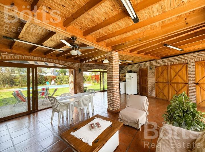 Casa · 290m² · 6 Ambientes · 2 Cocheras