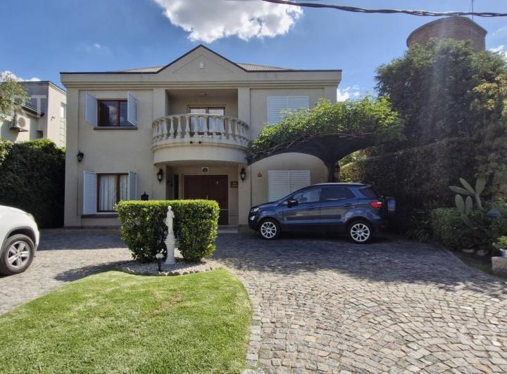 Casa · 232m² · 5 Ambientes · 3 Cocheras