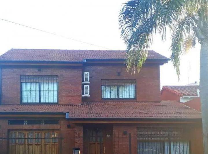 Casa · 240m² · 5 Ambientes