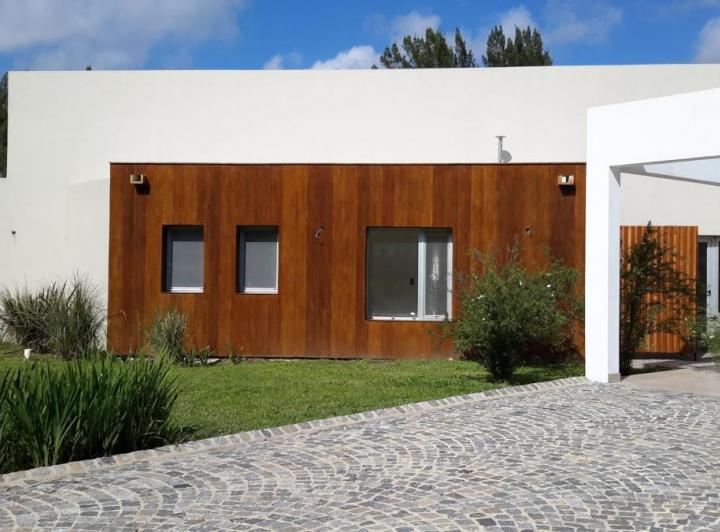 Casa · 236ha · 5 Ambientes · 2 Cocheras