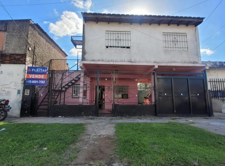 Casa · 180m² · 6 Ambientes · 3 Cocheras