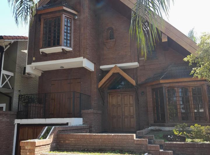 Casa · 250m² · 5 Ambientes · 2 Cocheras