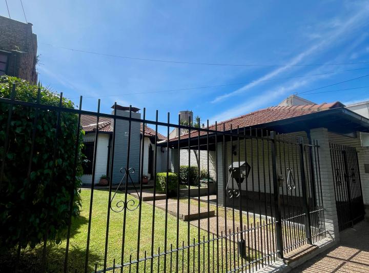 Casa · 200m² · 4 Ambientes · 2 Cocheras