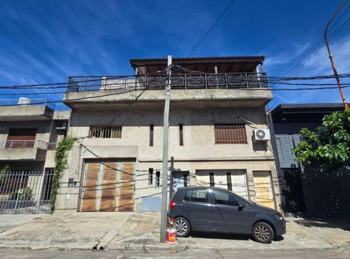 Casa · 405m² · 7 Ambientes · 2 Cocheras