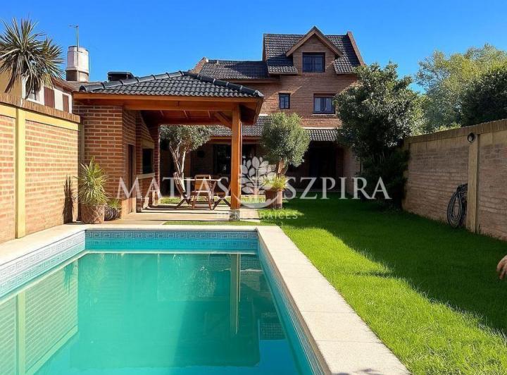 Casa · 200m² · 4 Ambientes · 2 Cocheras