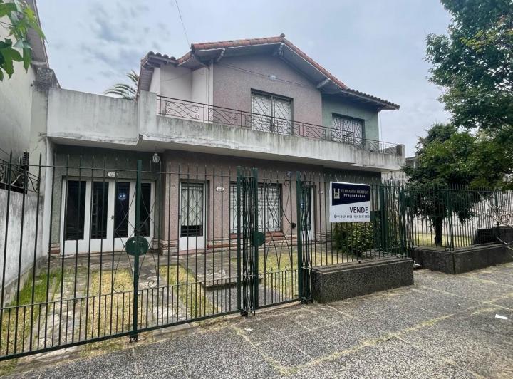 Casa · 180m² · 7 Ambientes · 3 Cocheras