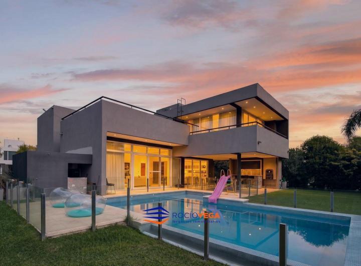 Casa · 450m² · 5 Ambientes · 6 Cocheras