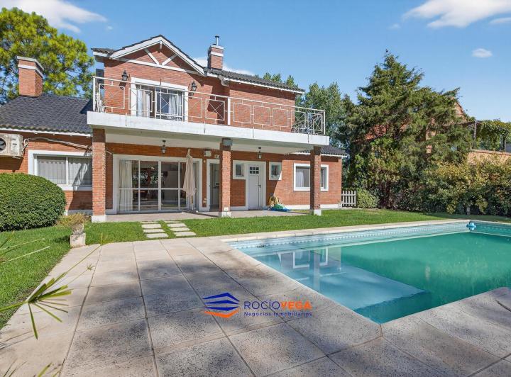 Casa · 900m² · 5 Ambientes · 1 Cochera