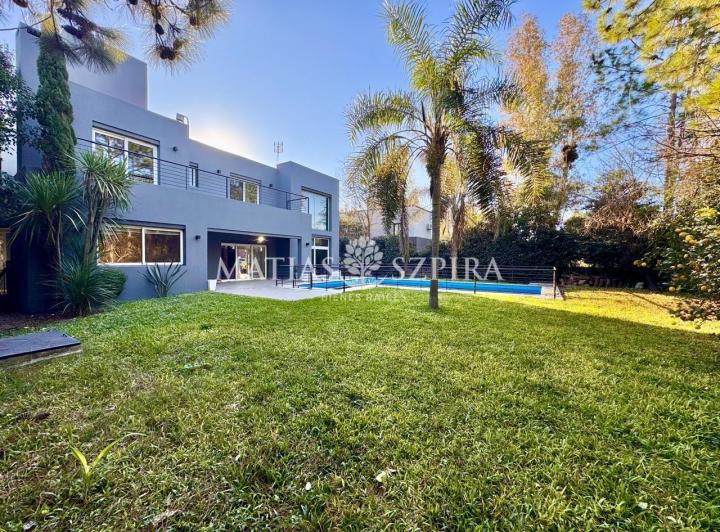Casa · 272m² · 5 Ambientes · 2 Cocheras