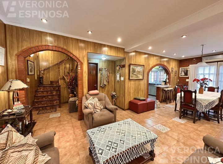 Casa · 234m² · 5 Ambientes · 2 Cocheras